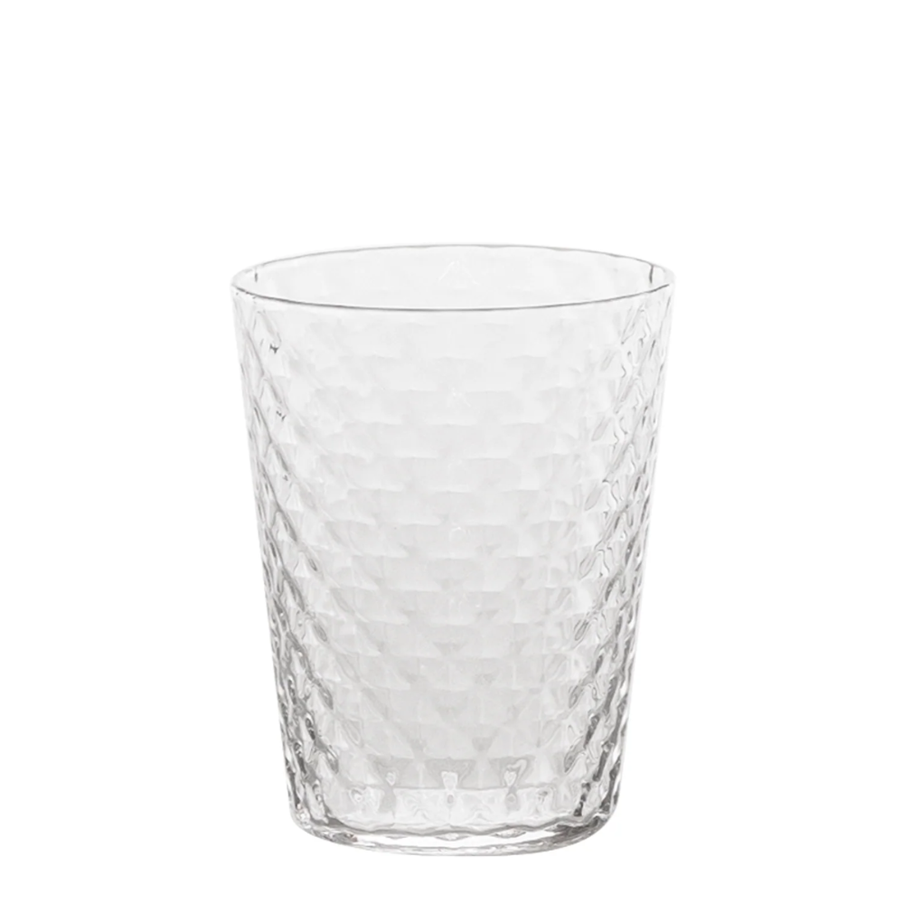 Vaso transparente de cristal con superficie exterior acanalada con motivo geométrico, vacío y colocado sobre fondo blanco