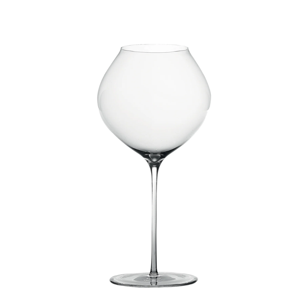 bicchiere trasparente in vetro con ampia forma sferica, stelo lungo sottile e base circolare piatta su sfondo bianco