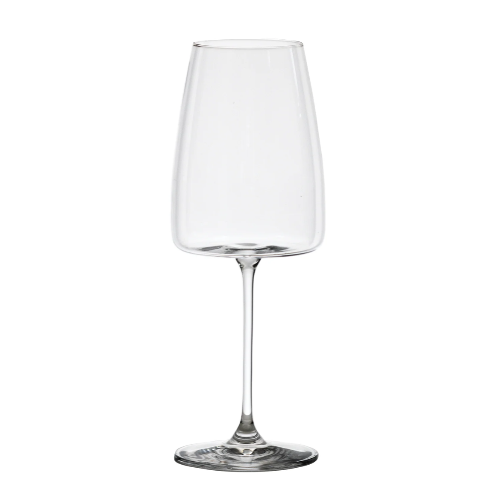 Bicchiere di vetro trasparente da vino con stelo sottile e base rotonda su sfondo bianco.
