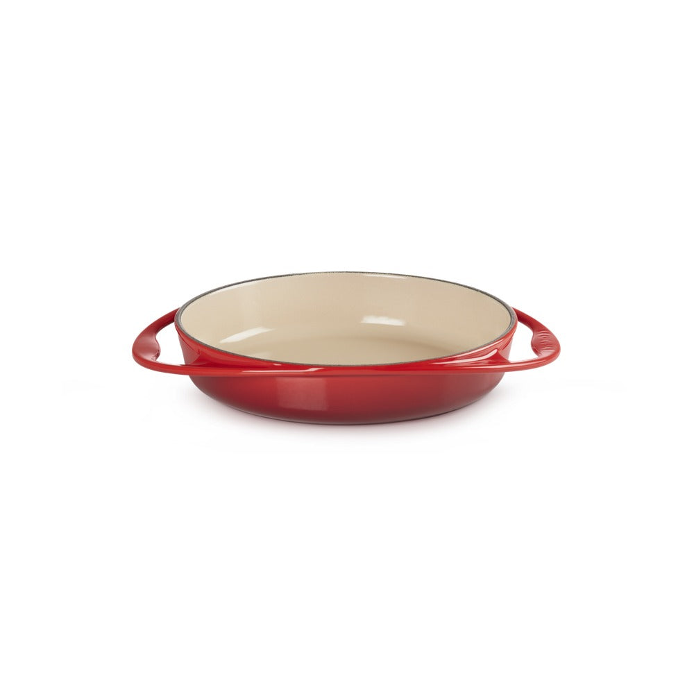 Casseruola rotonda con manici, colore rosso esterno e finitura beige interna. Materiale ceramico, fondo piatto.