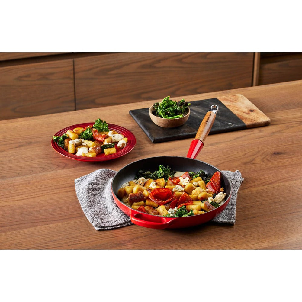 28 cm - Le Creuset Evolution poêle basse en fonte vitrifiée avec manche en bois