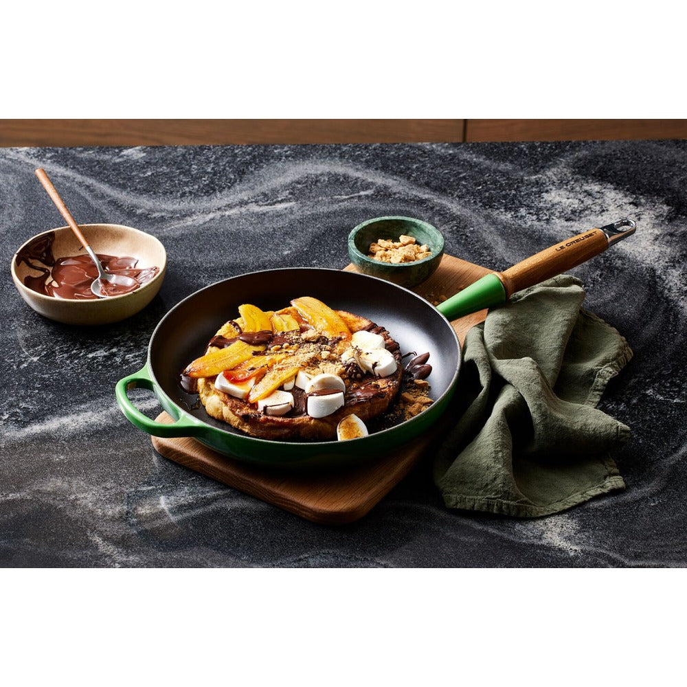 28 cm - Le Creuset Evolution poêle basse en fonte vitrifiée avec manche en bois