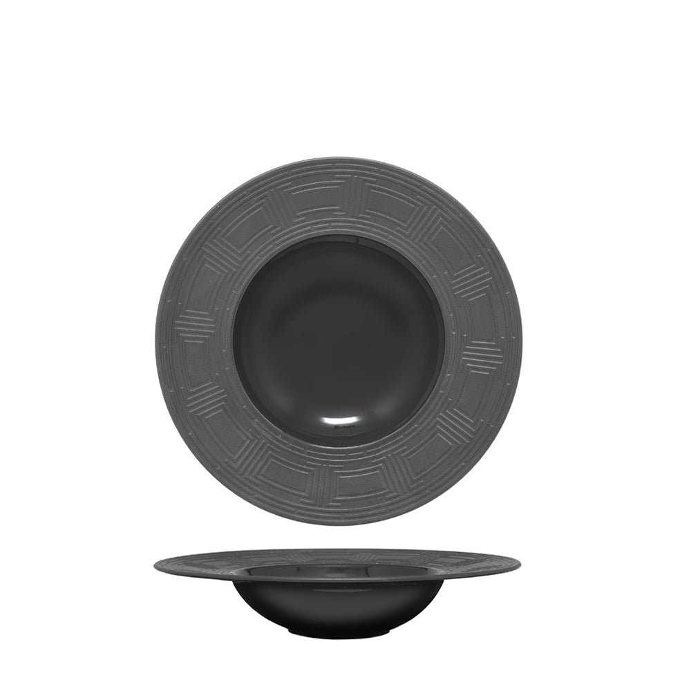 piatto fondo tondo nero opaco con bordo largo decorato con motivi geometrici in rilievo grigio scuro, materiale ceramica, sfondo bianco