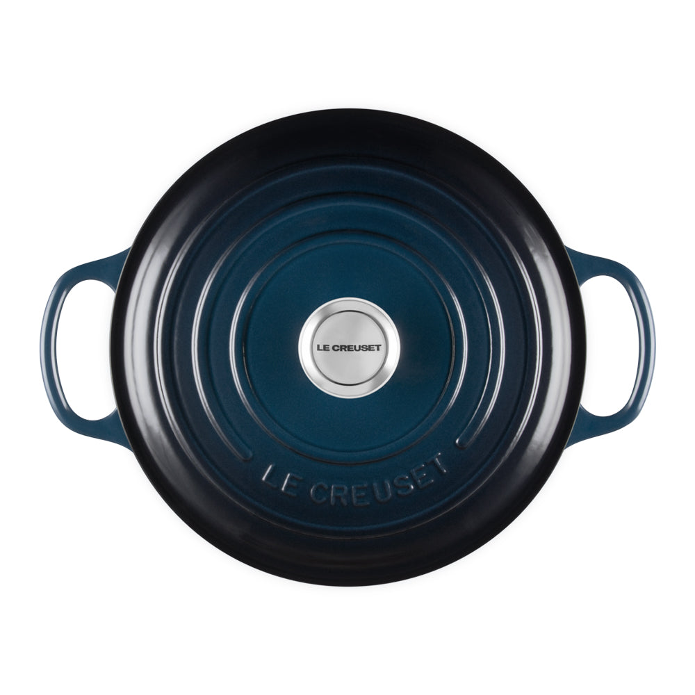 coperchio rotondo smaltato blu con maniglie integrate e pomello metallico centrale, logo Le Creuset inciso su superficie lucida