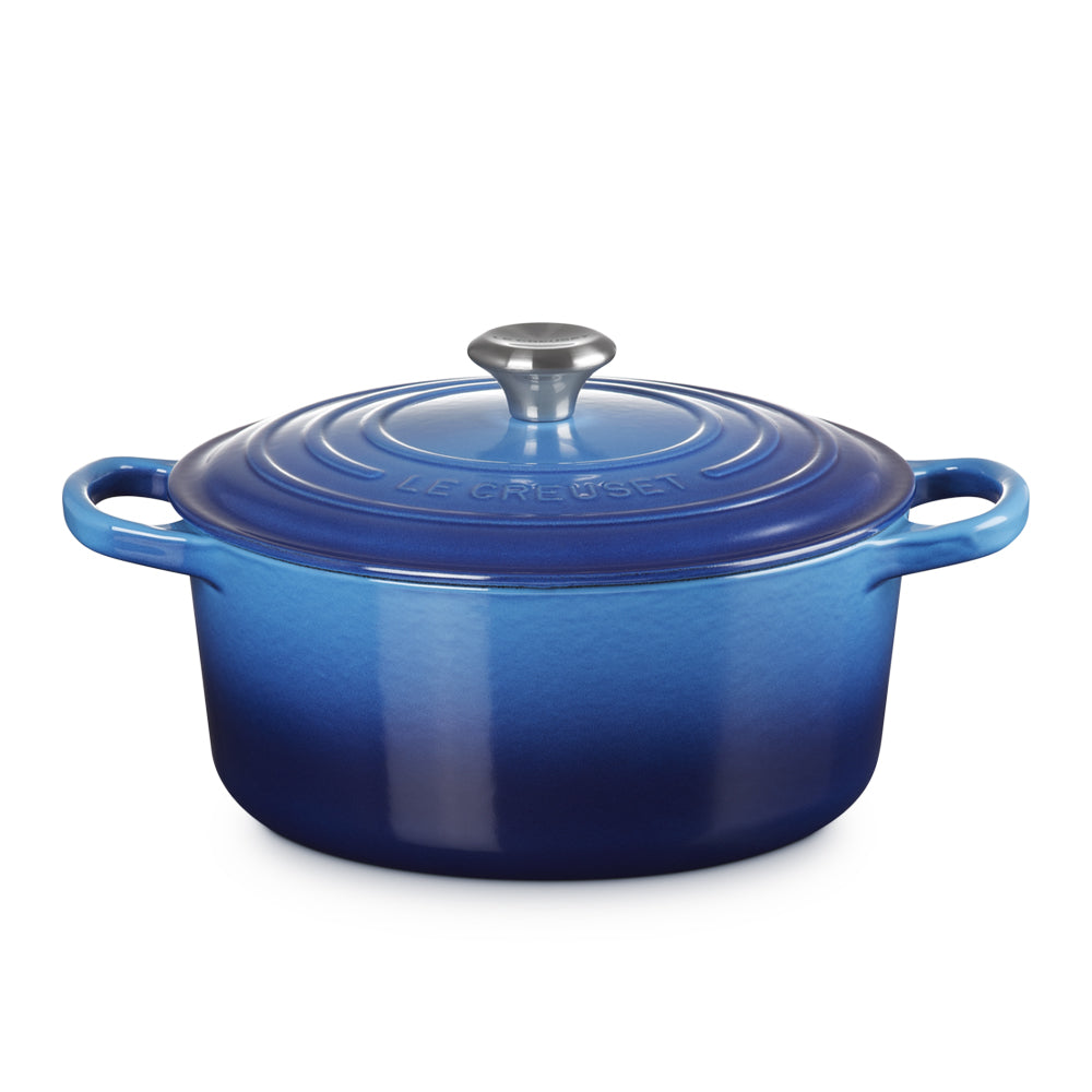 Casseruola ovale in ceramica blu con coperchio e manico. Finitura lucida e sfumature di blu, con un pomello argentato.