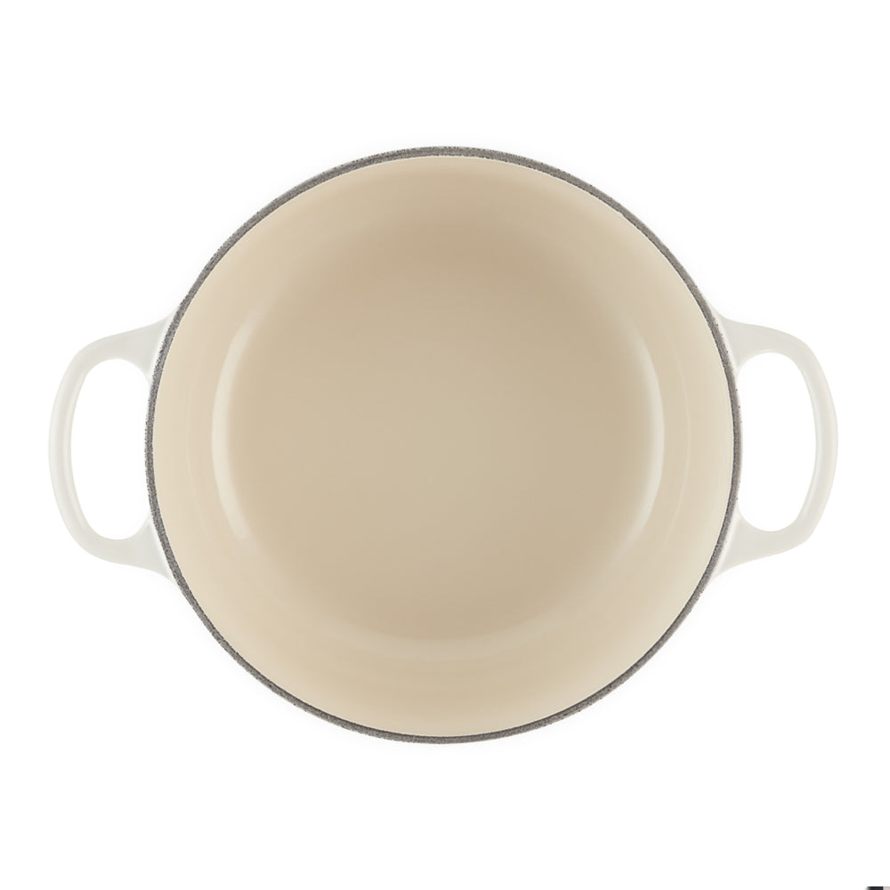 Casseruola rotonda beige con manici bianchi in smalto, bordo esterno grigio, vista dall'alto su sfondo bianco.