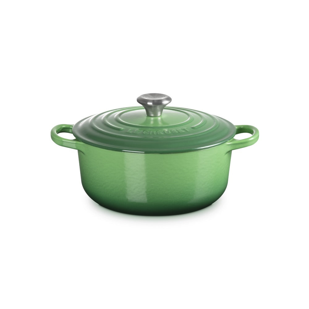Casseruola olandese verde con coperchio e manico in metallo, superficie smaltata e finitura lucida.
