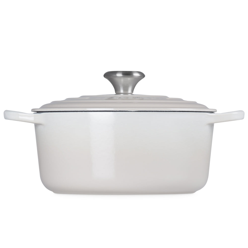 Pentola rettangolare bianca in ceramica con coperchio e manico in metallo argentato, su sfondo bianco.
