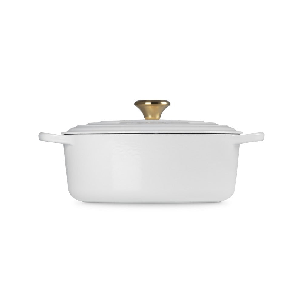 Casserole rectangulaire blanche avec anses et couvercle en métal dorato, surface lisse et brillante.