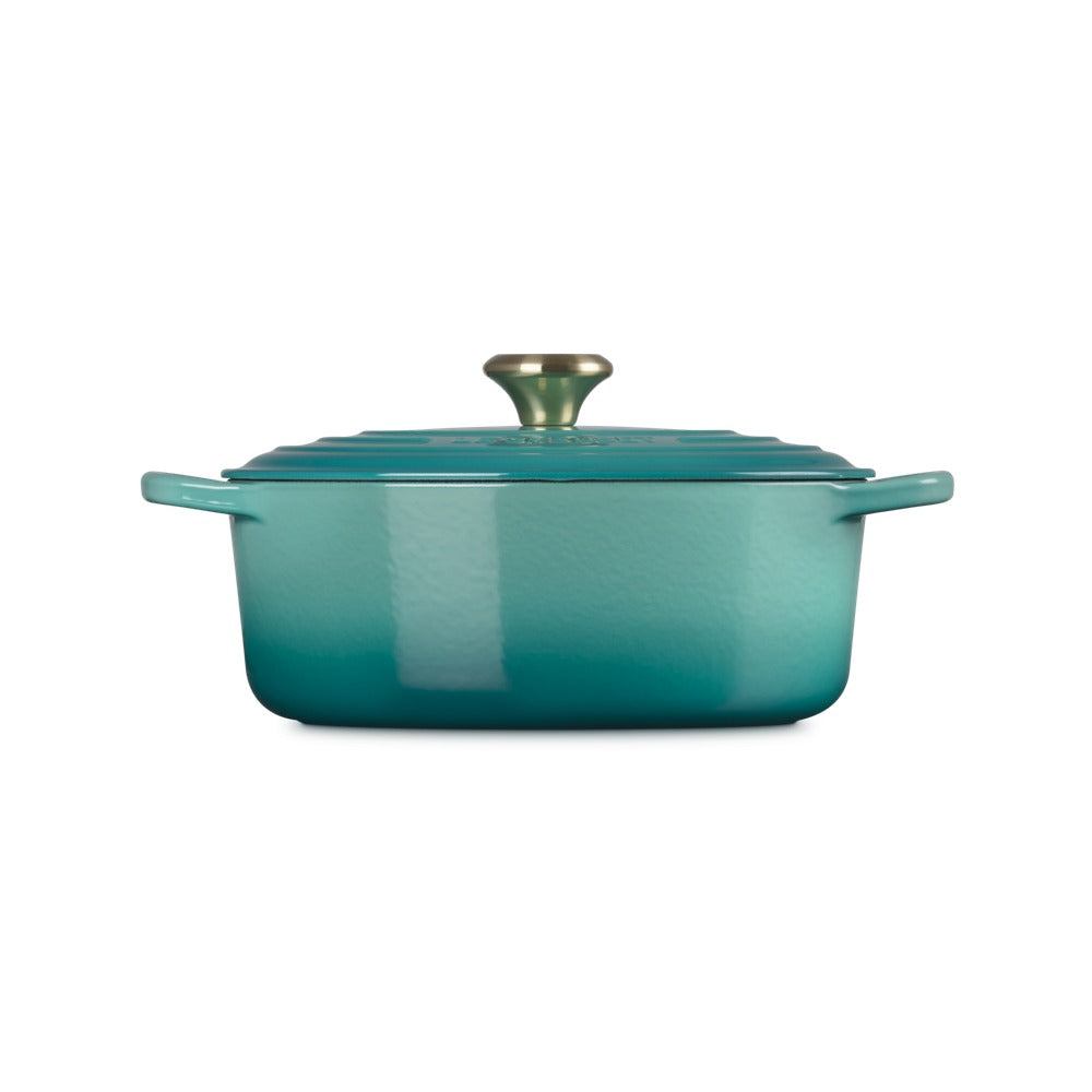 Casserole carrée en céramique couleur turquoise avec couvercle et poignée dorée. fond liscio et surface légèrement mate.