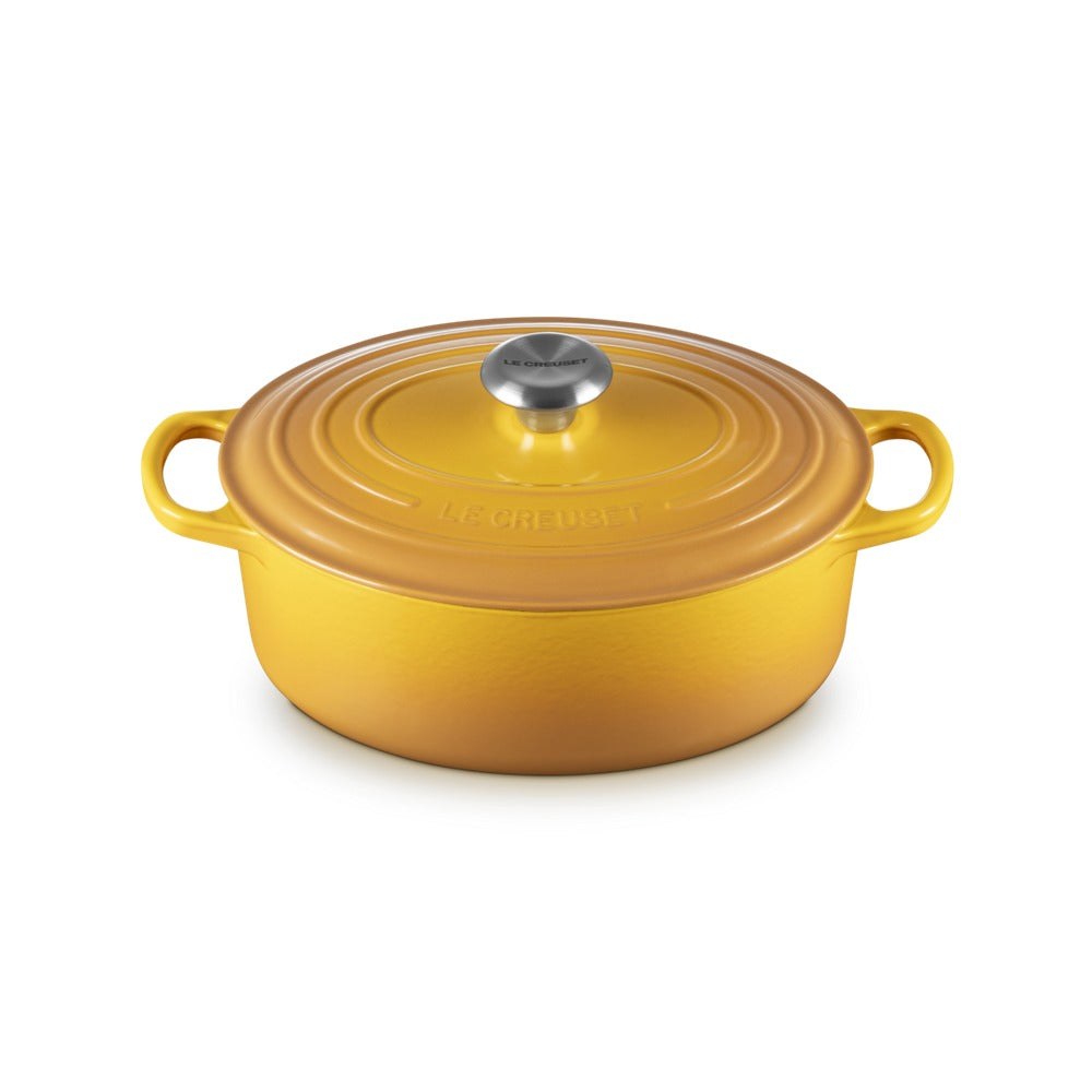 Casserole en fonte émaillée jaune avec couvercle et bouton en acier, anses latérales, surface brillante.