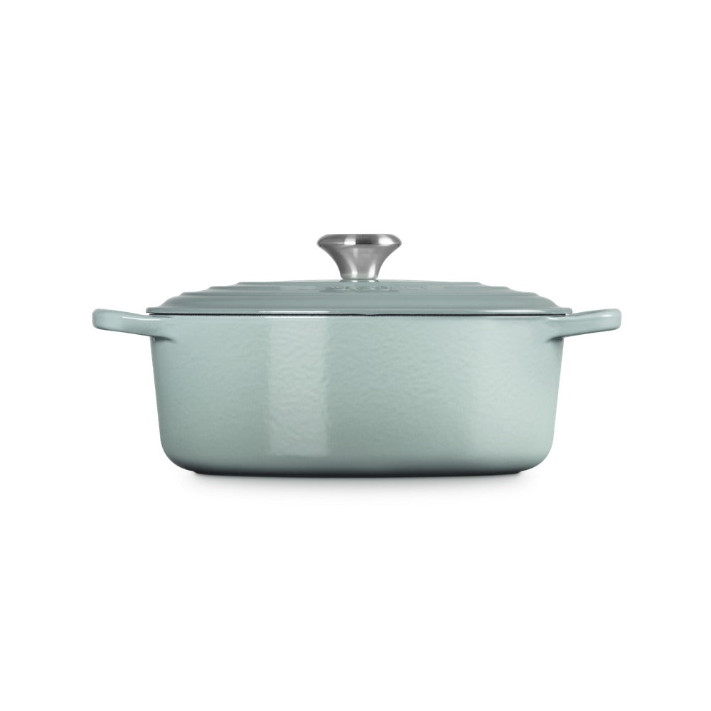 Casserole carrée en fonte de couleur vert clair, avec couvercle et poignée centrale en métal lucido.