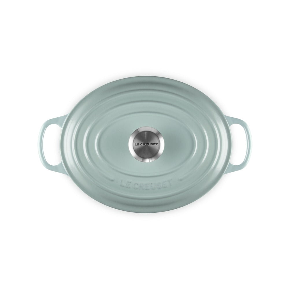 Casserole ovale color vert clair avec anses, dotée de un couvercle en acier inox centrale, marca LE CREUSET.