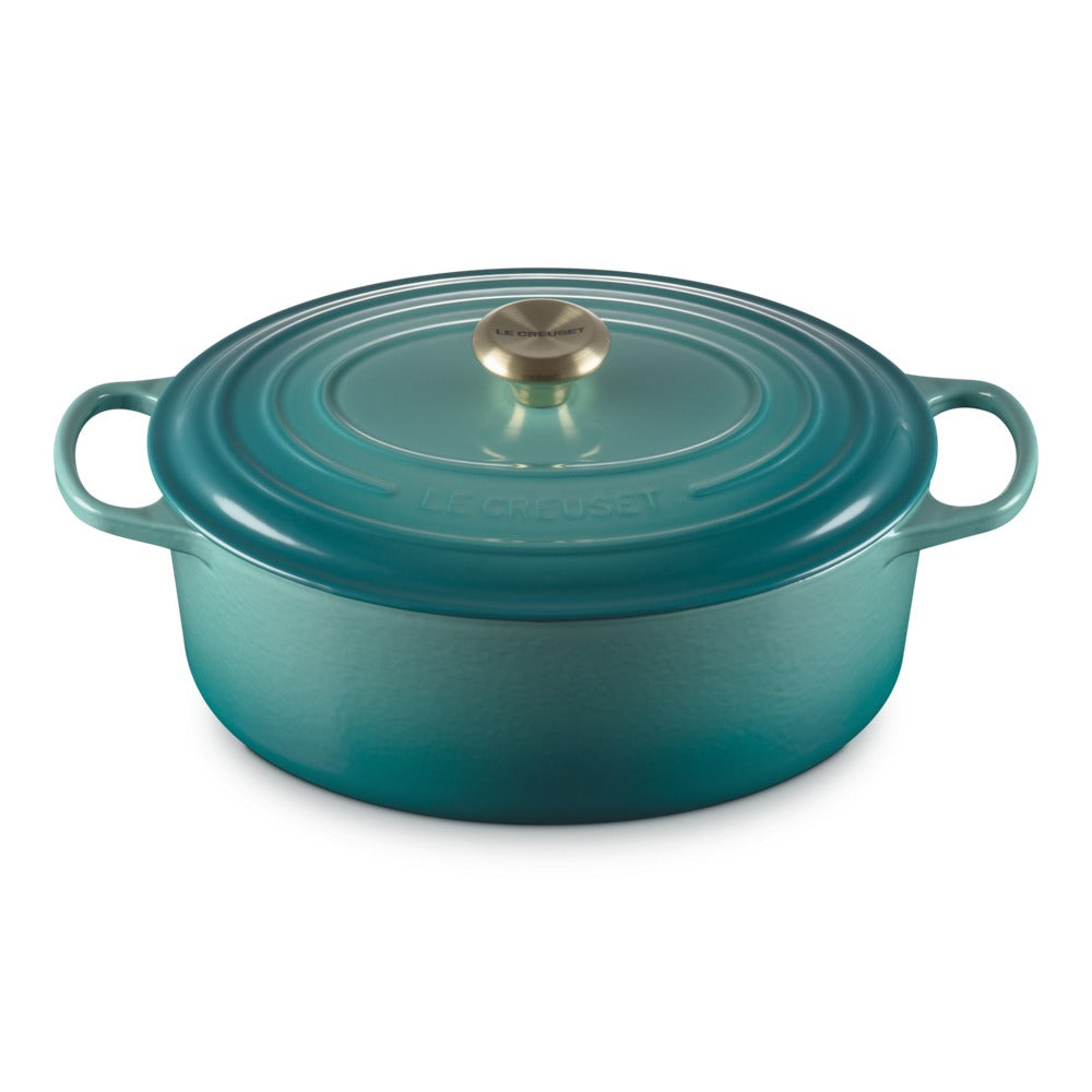 ovaal braadpan in blauw acqua met handgrepen en deksel, in materiale geëmailleerd. Logo LE CREUSET zichtbaar.