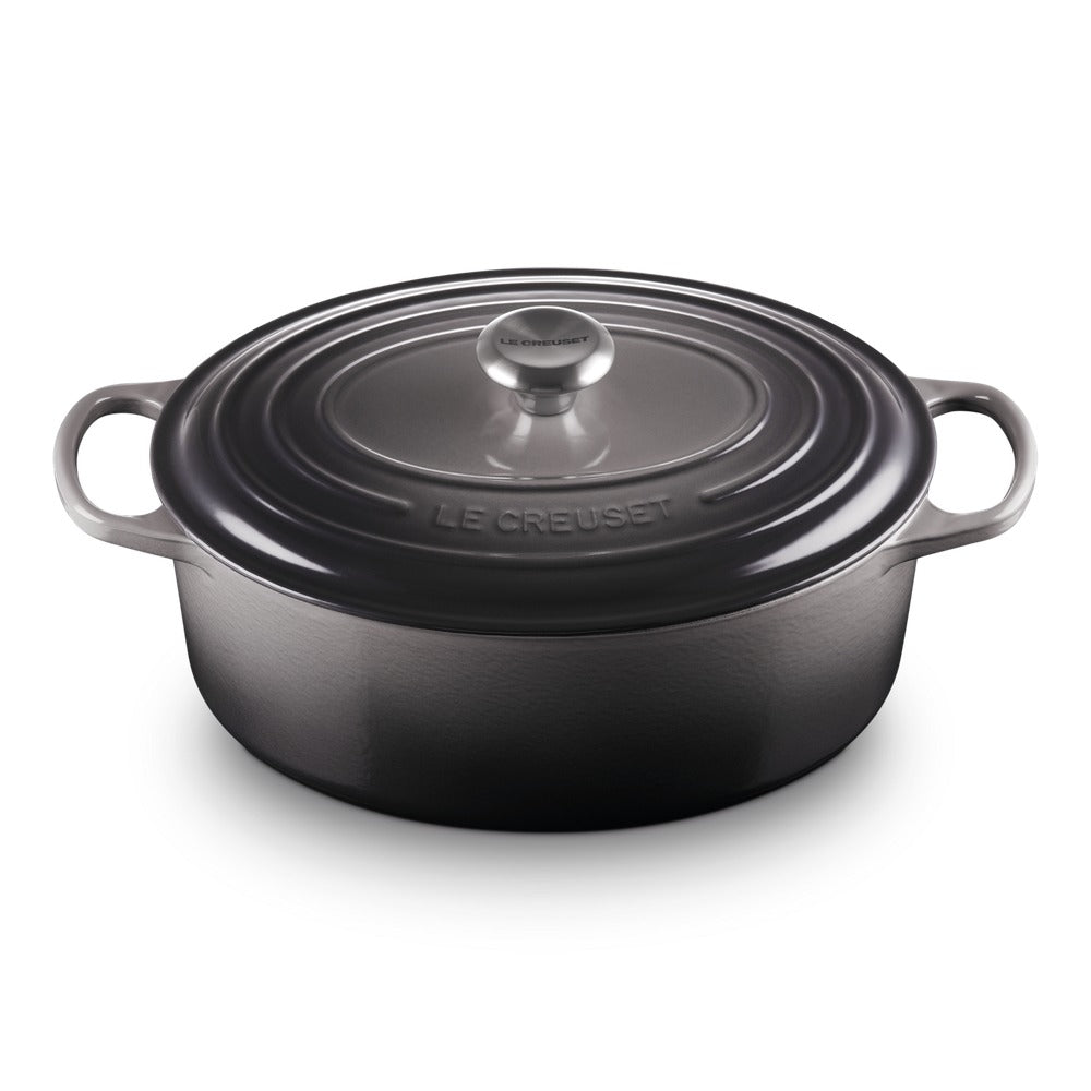 ovaal braadpan van geëmailleerd gietijzer color donkergrijs met deksel en zijhandgrepen, marca LE CREUSET.