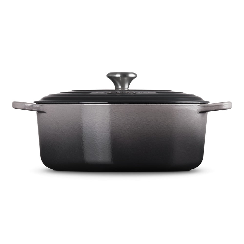 Rechthoekige braadpan van emaille zwart met deksel en dekselknop metalen, met zijhandgrepen.