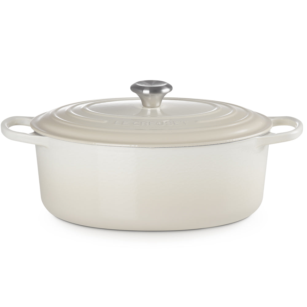 Witte keramische braadpan met deksel, zijhandgrepen en gepolijste roestvrijstalen knop.