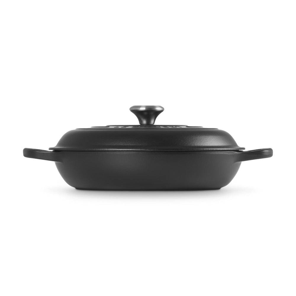 Casseruola rotonda nera con manici e coperchio, superficie liscia e lucida, posizionata su sfondo bianco.