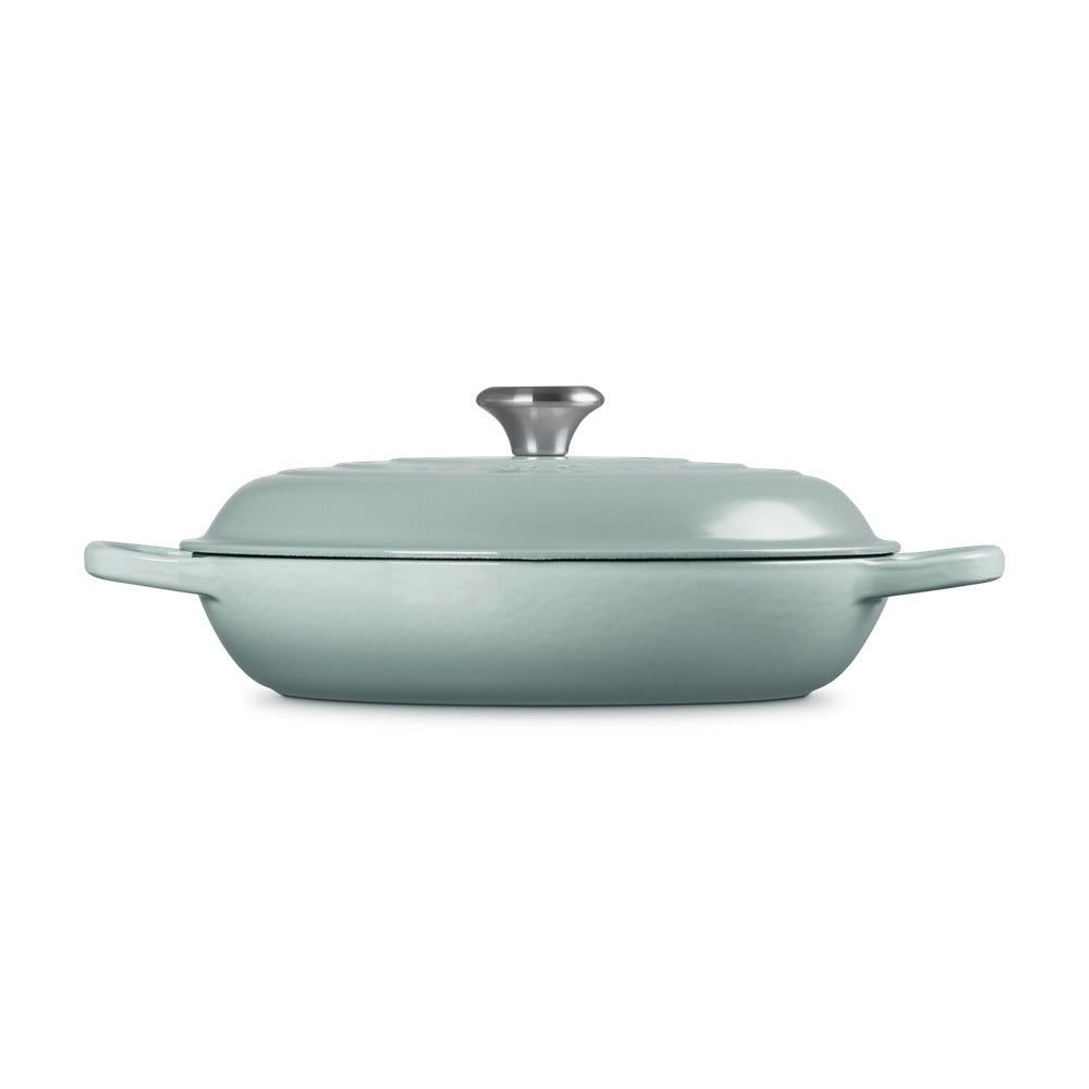 Casseruola quadrata in ghisa smaltata di colore verde acqua, con coperchio e manico in acciaio inox.