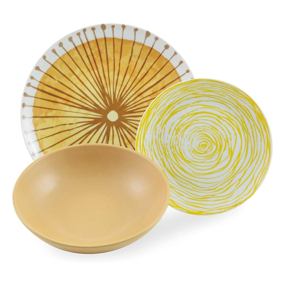 Trois assiettes décoratives : une grande avec motifs solaires jaunes et marron, une jaune en spirale et un bol beige.