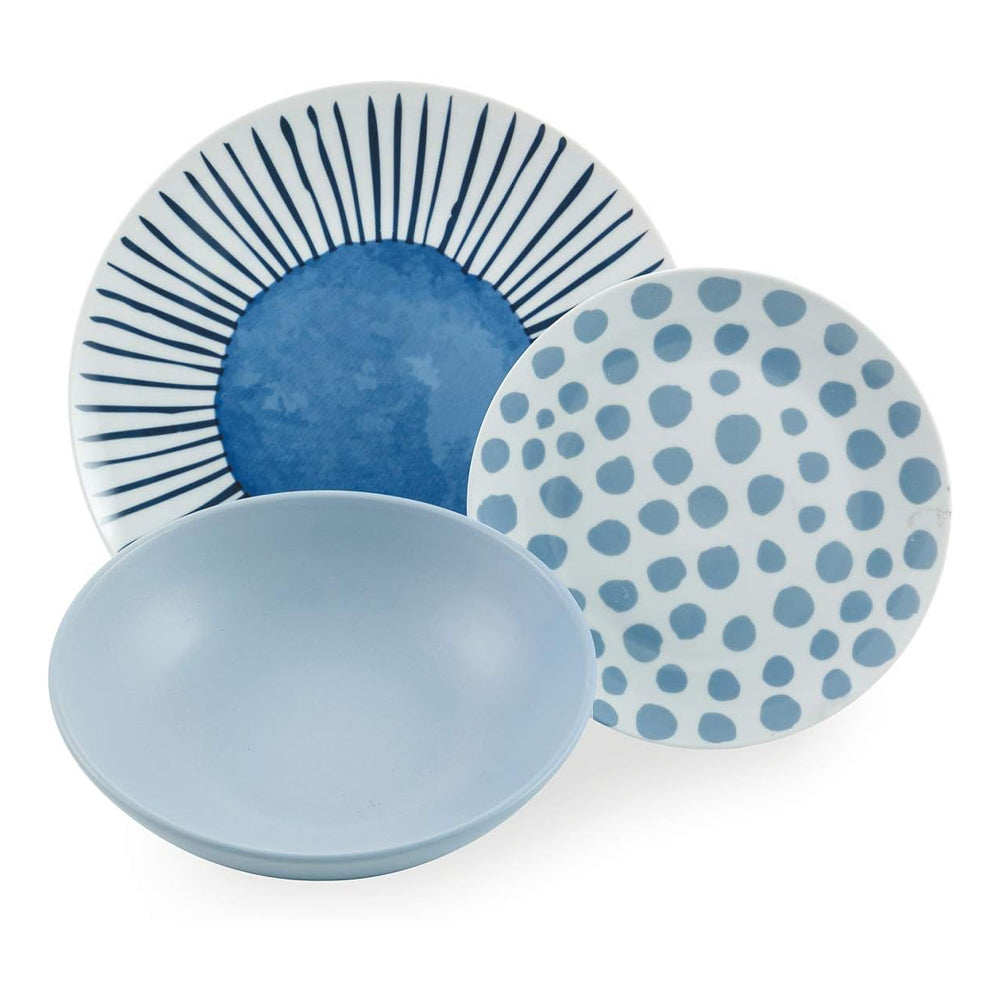 Trois assiettes décoratives : une bleue avec rayons, une bleu clair et une blanche à pois bleus. Formes rondes et motifs variés.