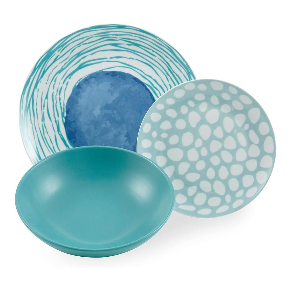 Trois assiettes aux couleurs bleu clair et turquoise : une à rayures, une à pois et un bol profond lisse.