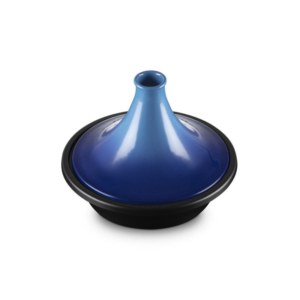 Tajine con coperchio conico blu e base nera, in ceramica lucida, posto su sfondo bianco.
