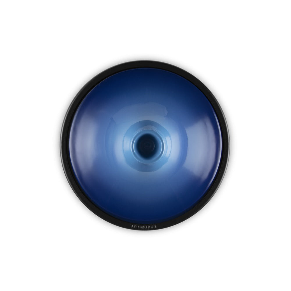 Disco riflettente di colore blu con bordo nero, di forma circolare, illuminato e lucido, su sfondo bianco.