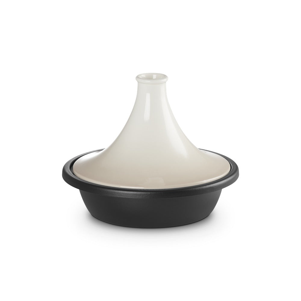 Tajine in ceramica bianca con coperchio conico, base nera, su sfondo neutro.