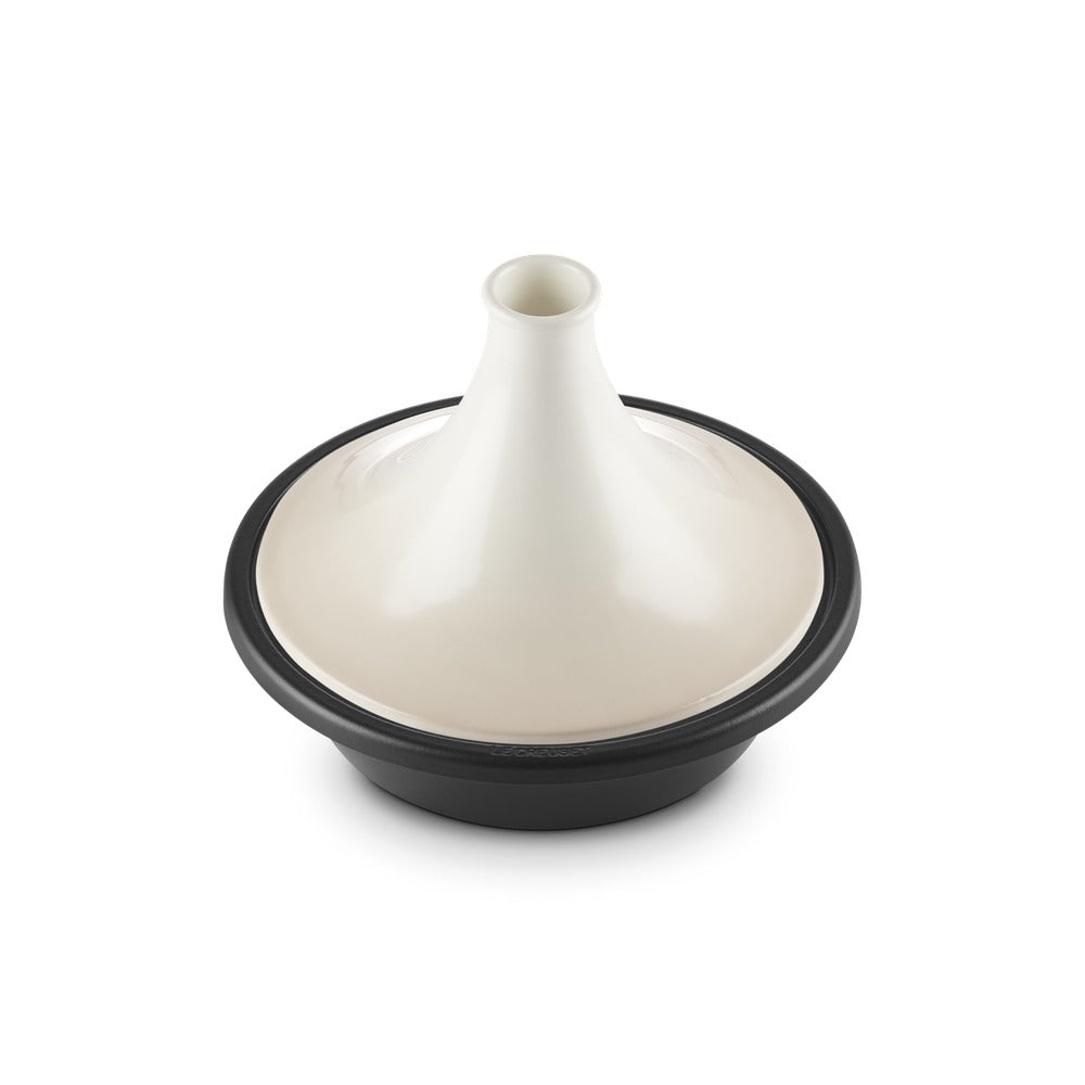 Coperchio di terracotta bianco conico, supportato da una base nera rotonda, utilizzato per la cottura.
