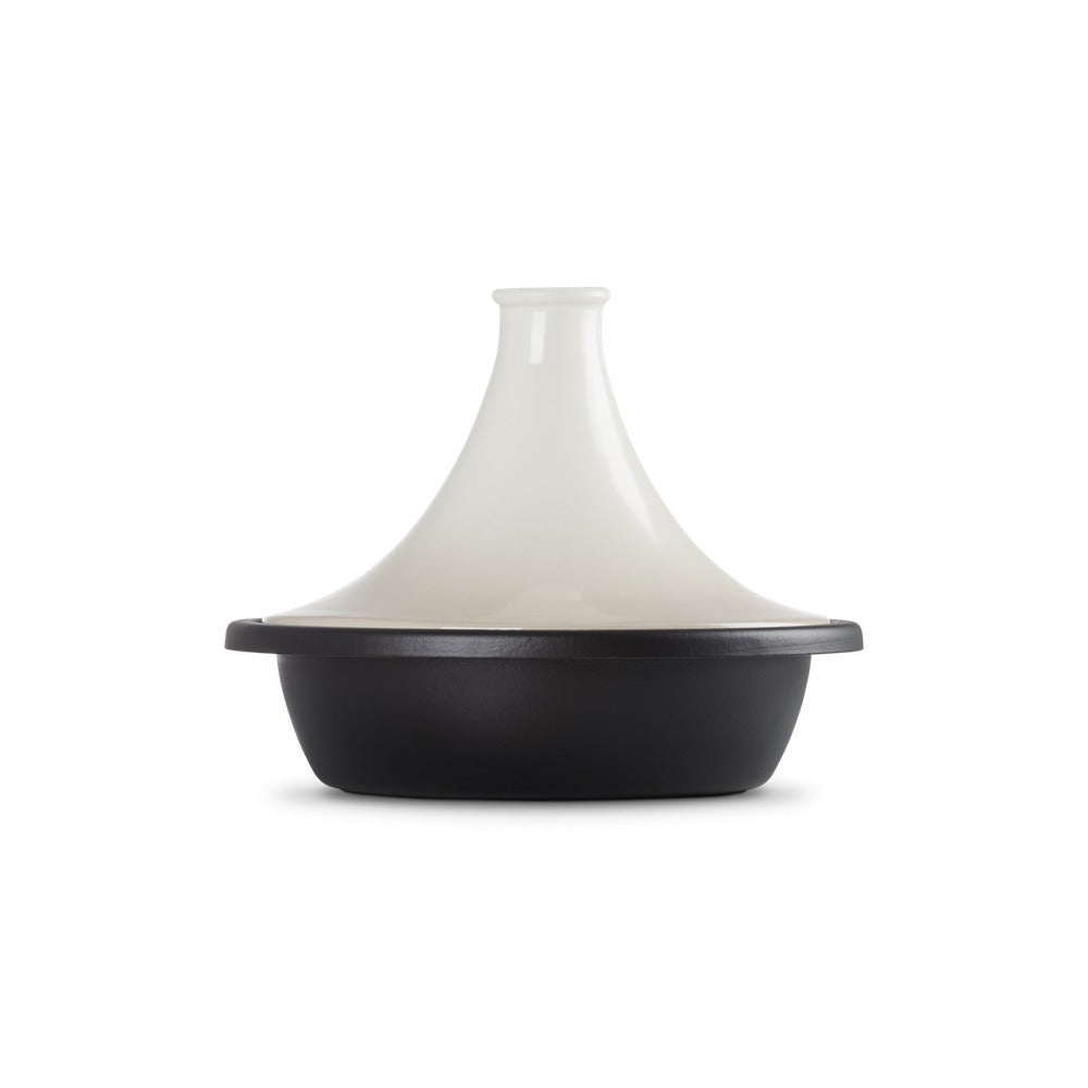 Tajine con base nera e coperchio bianco a forma conica, in ceramica e materiale resistente, su sfondo neutro.