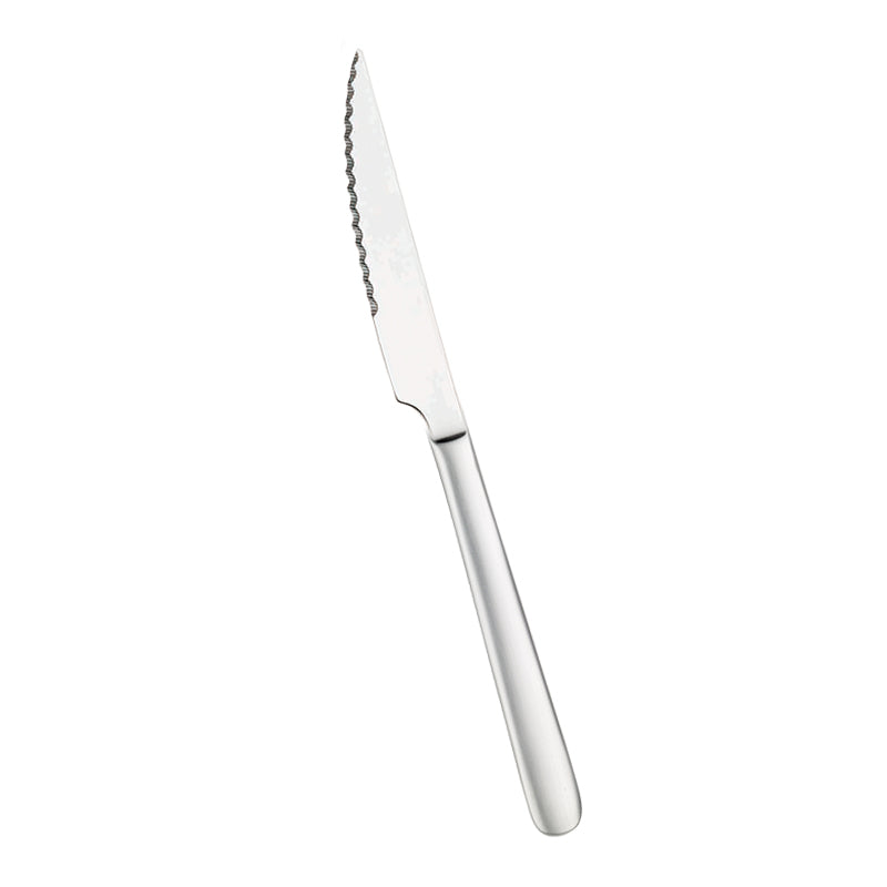 coltello seghettato da tavola in acciaio inox con manico liscio argento su sfondo bianco