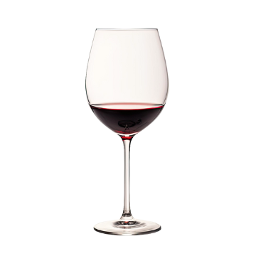 Calice di vetro trasparente contenente vino rosso, su sfondo bianco neutro.