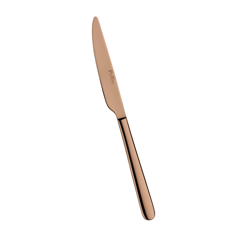 Cuchillo de mesa de metal rosa dorado con hoja dentada y mango liso brillante, fondo blanco.