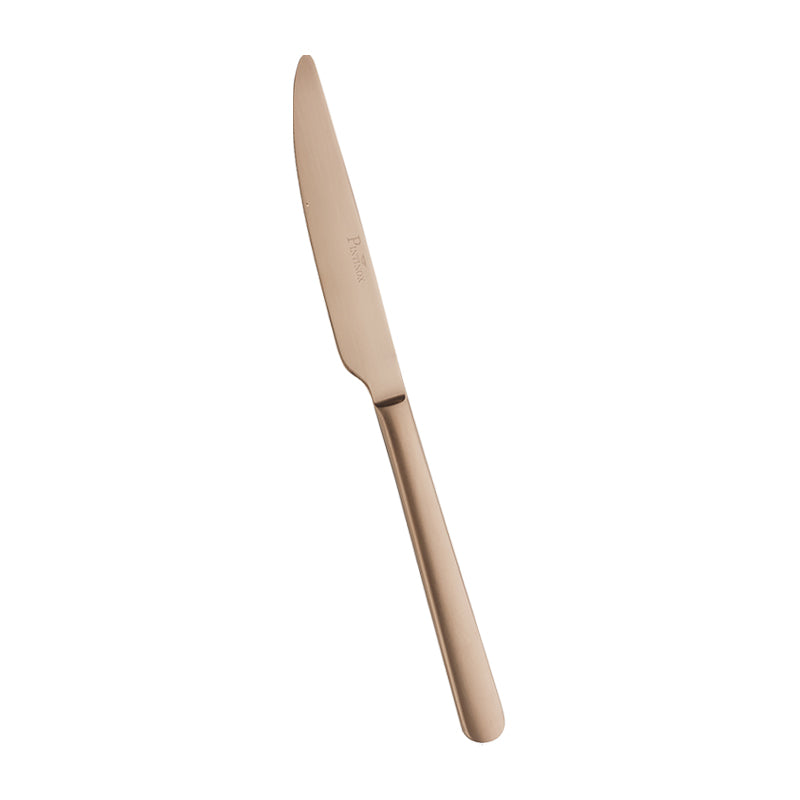 Cuchillo de mesa de acero inoxidable color cobre mate con hoja ligeramente dentada y mango rectangular