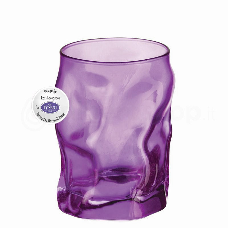 bicchiere viola in vetro trasparente con forma irregolare e logo Ty Nant, sfondo bianco