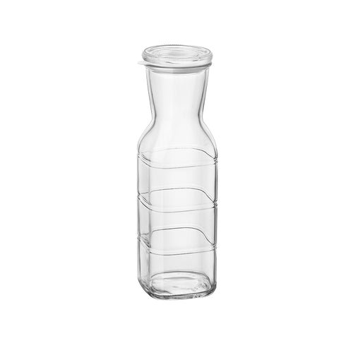 Transparente Glaskaraffe mit Spiraldekor.