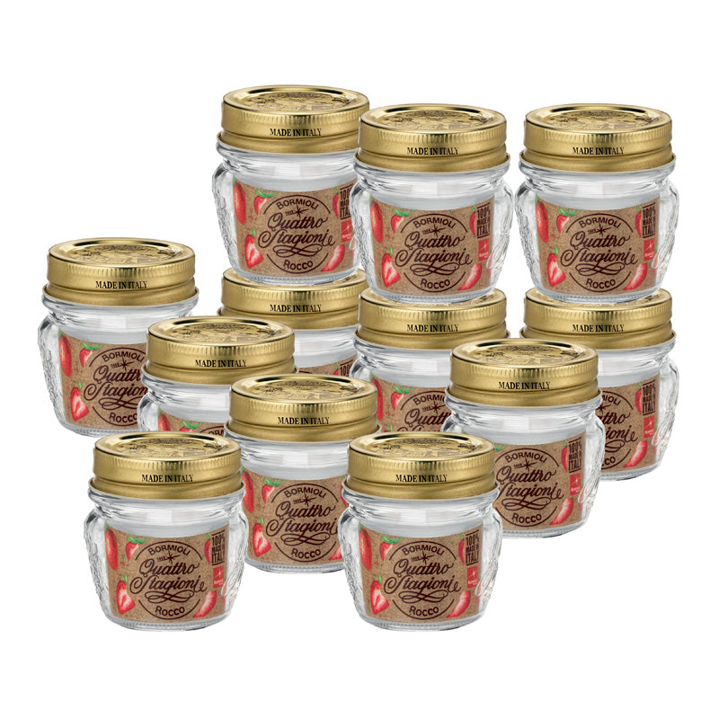 Barattoli di vetro trasparente con coperchio dorato e etichetta marrone con fragole e scritta Quattro Stagioni Rocco, su sfondo bianco.