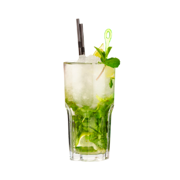 Bicchiere trasparente con cocktail mojito, ghiaccio tritato, foglie di menta e una cannuccia nera.