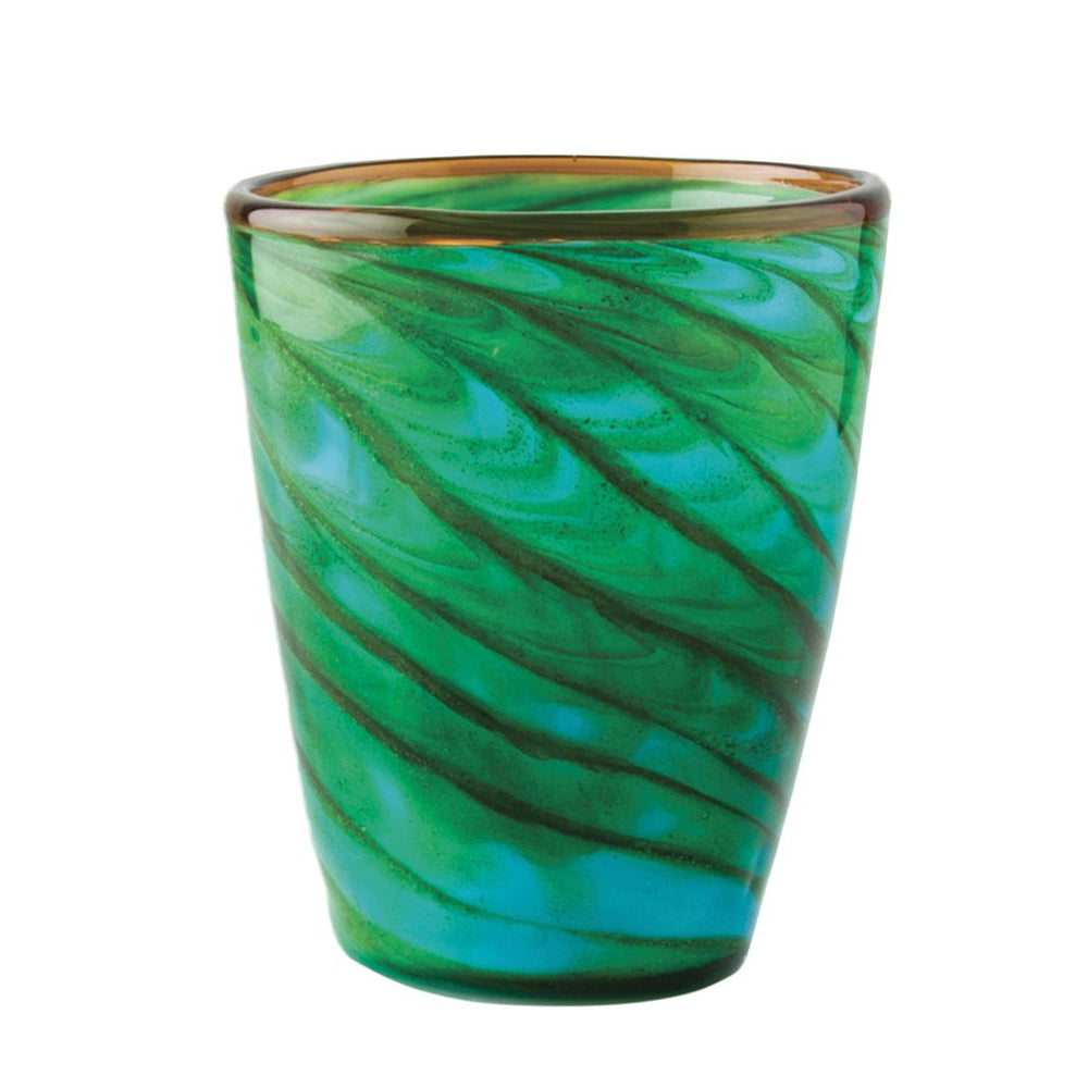 Bicchiere in vetro colorato con motivo a spirale verde e azzurro, bordo superiore marrone, contenitore cilindrico.