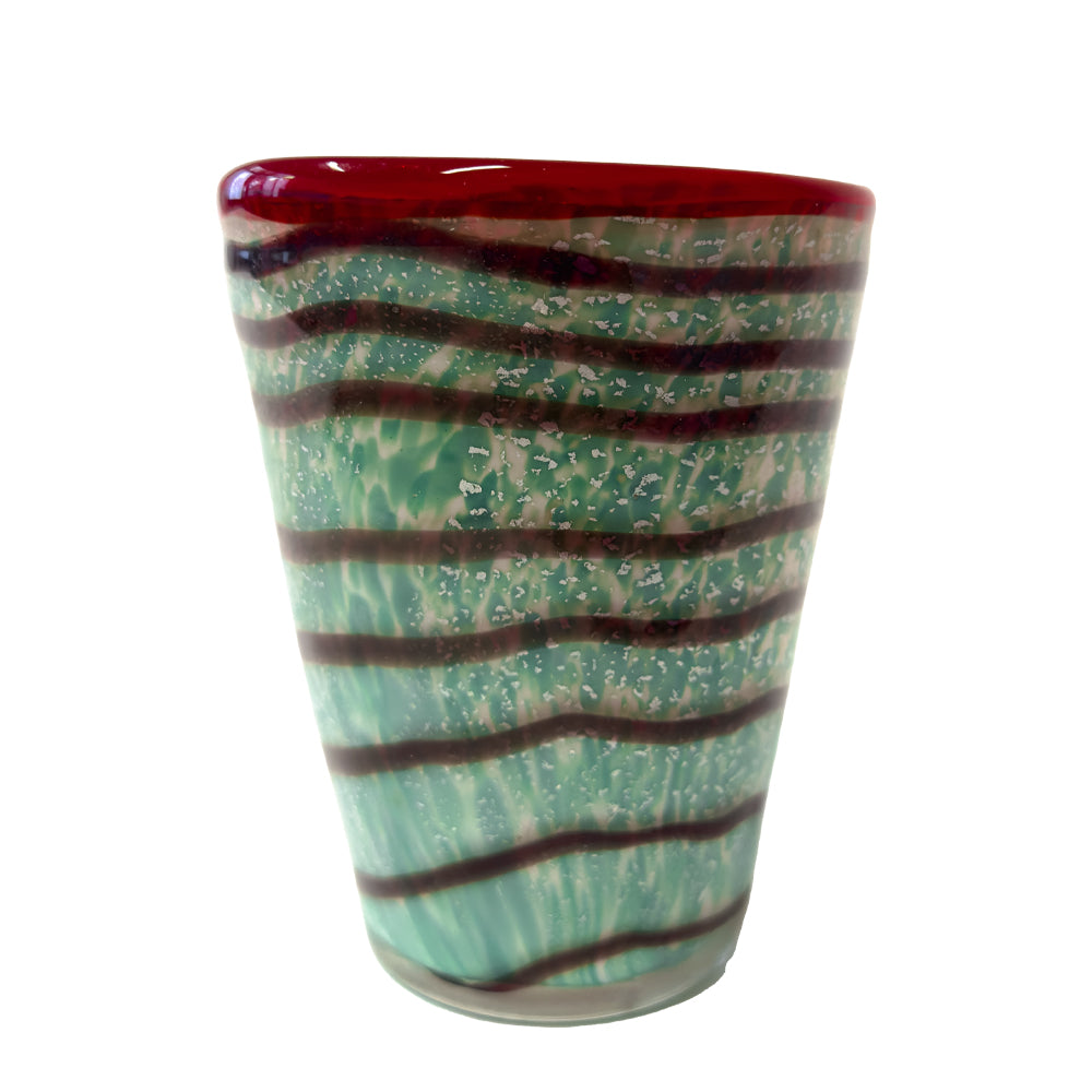 bicchiere in vetro opaco verde con strisce ondulate marroni e bordo superiore rosso lucido, sfondo bianco