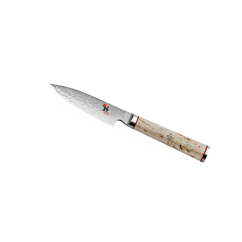 Coltello da cucina con lama in acciaio damascato e manico chiaro in legno con decorazione circolare