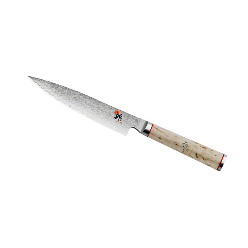 Coltello da cucina lama lunga in acciaio damascato con manico chiaro in legno e dettagli rossi.