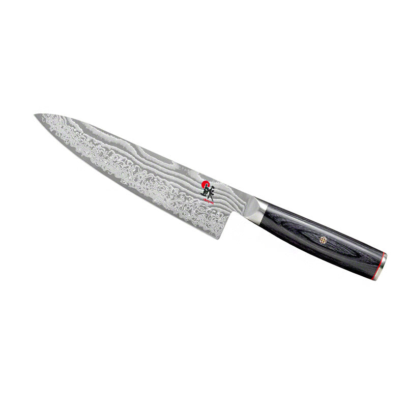 Coltello da cucina con lama in acciaio damascato con motivo ondulato e manico nero lucido in legno.