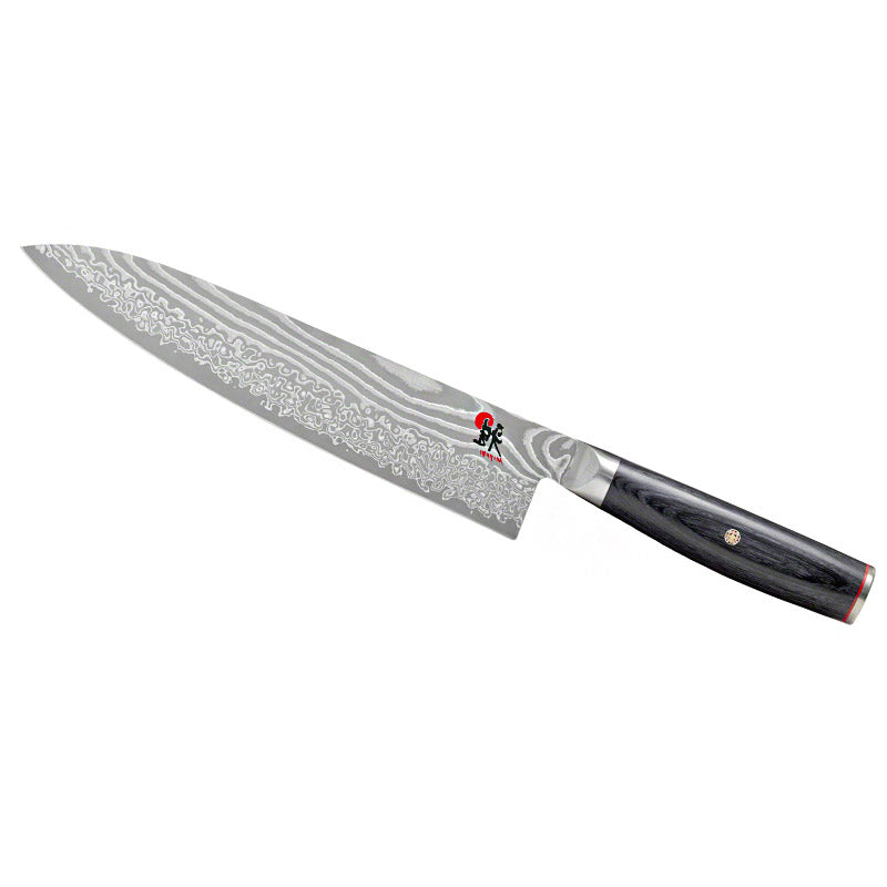 coltello da cucina con lama lunga in acciaio damasco e manico nero in legno liscio su sfondo bianco