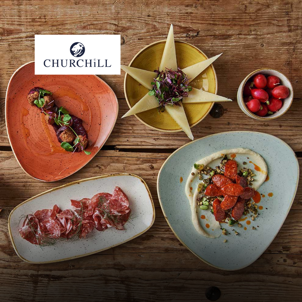 Six assiettes avec charcuterie, fromage en triangles, radis rouges, boulettes et crème, sur table en bois rustique