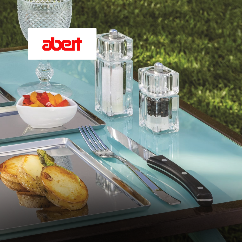 Set de table en plein air avec assiettes en métal, couverts, contenants transparents pour sel et poivre, bol