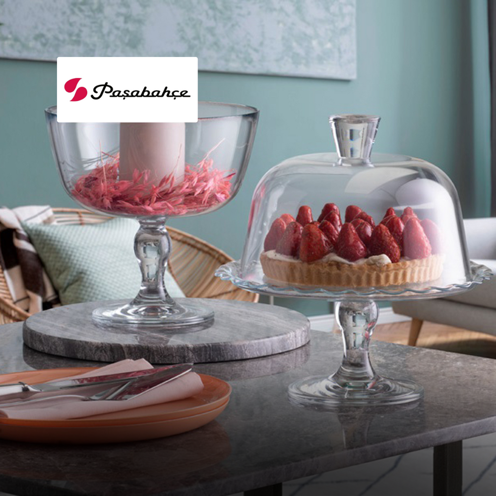 Présentoir en verre transparent avec couvercle contenant un gâteau aux fraises, présentoir en verre avec bougie et
