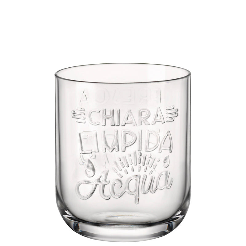 Verre transparent en verre avec inscription en relief "Acqua Chiara Limpida" et décorations en gouttes, sur fond blanc.