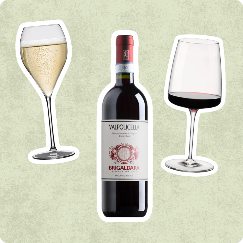 Zwei Weingläser, eines mit Weiß- und eines mit Rotwein, mit Valpolicella-Flasche in der Mitte. Hellgrüner Hintergrund.